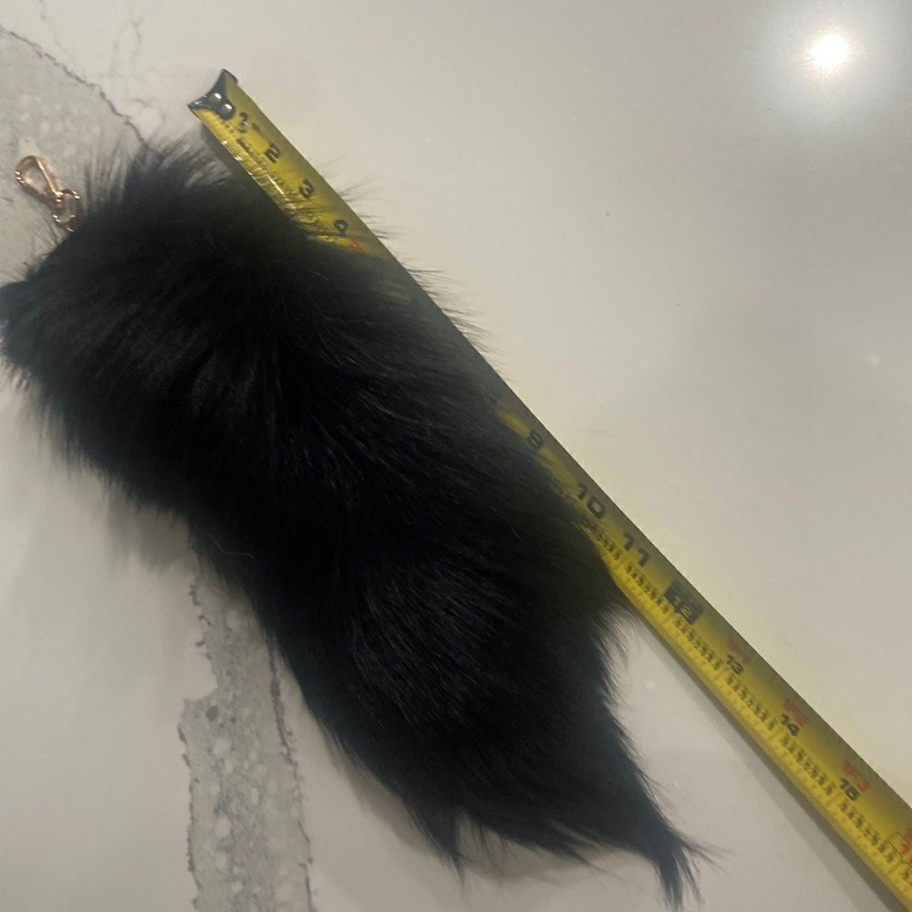 Fox Tail Keychain‎ - Picture 2 of 3